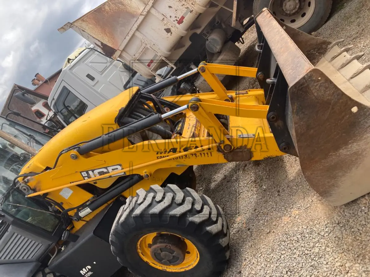 LOTE 004 - Retroescavadeira JCB Nº de série 04BRCB565015, PLACA PATRIMONIAL 20040, 2015, Chassis  9B9214T24FBDT4533. Em funcionamento mas necessita reparos. Avaliada em R$ 35.000,00.