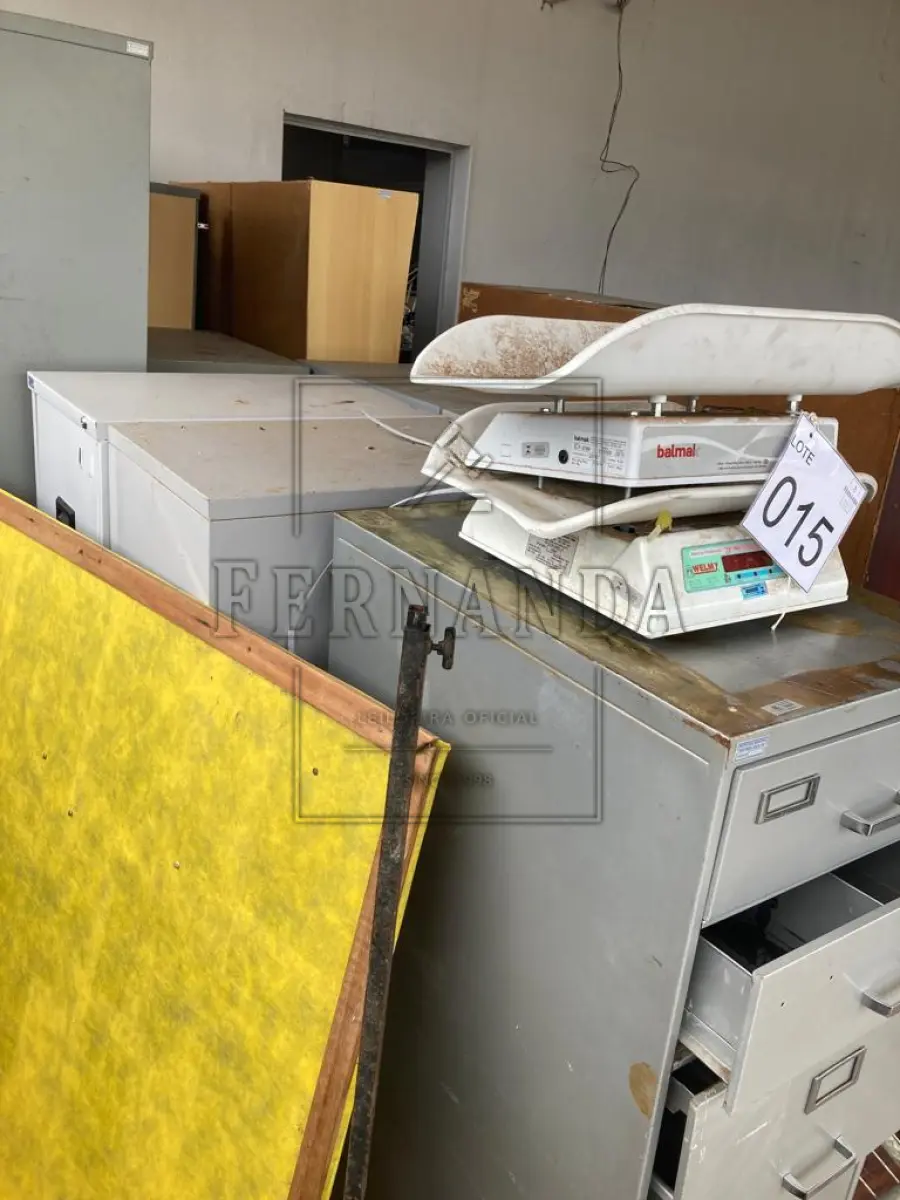 LOTE 015 - Sucatas de armários em madeira e aço e balanças infantis. Avaliado em R$ 280,00.