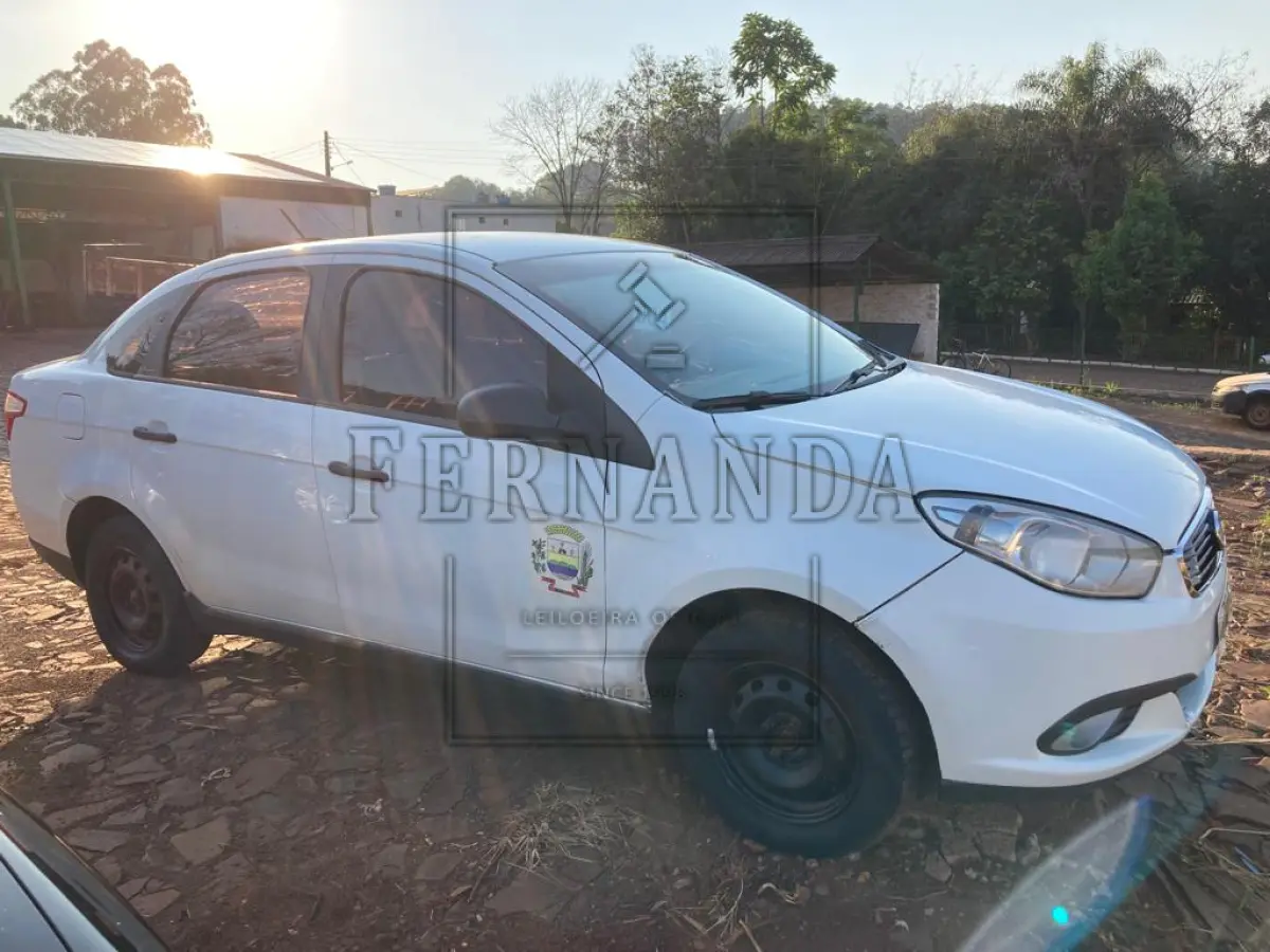 LOTE 004 - Siena Attract, Fiat ano/modelo 2018, cor branca, motor 1.0, 75 cv álcool/gasolina,  Placa IYN0875, em circulação. Avaliado em R$ 29.900,00.