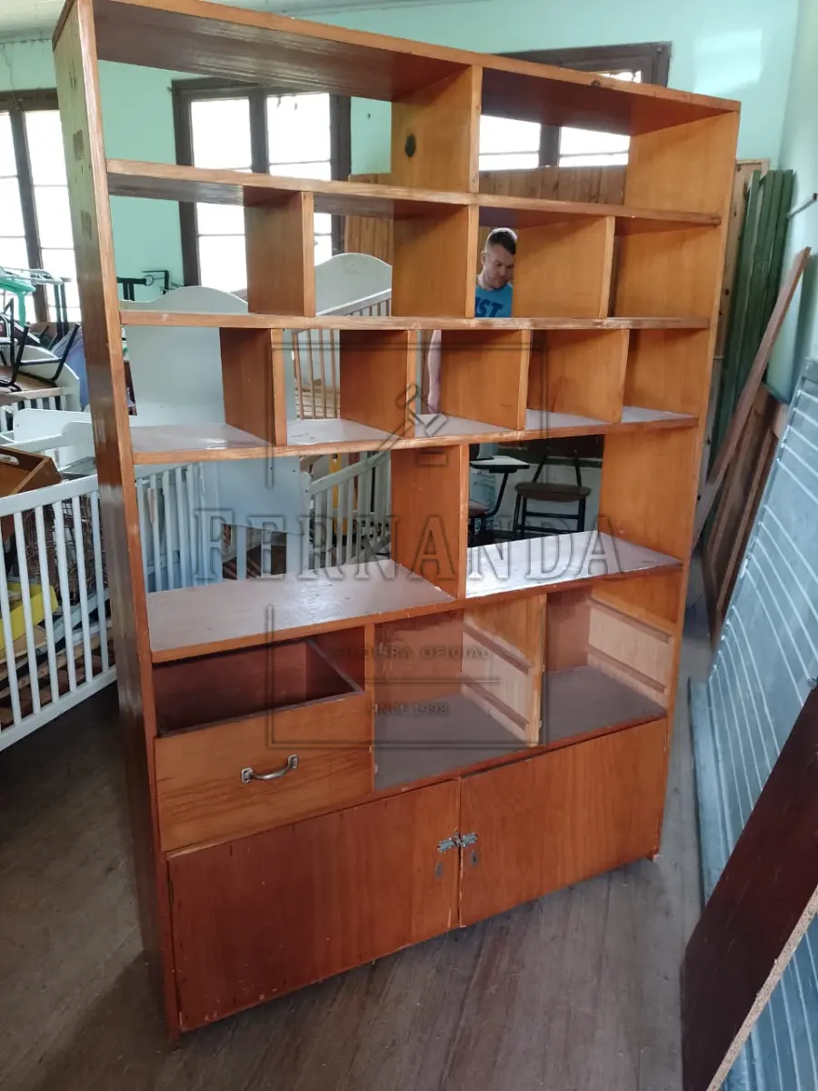 LOTE 002 - Material mobiliário e eletrônico. Aspirador de pó, berços, cadeiras, estufas, estantes, lava-jato, mesas, e outros. Avaliado em R$ 350,00.