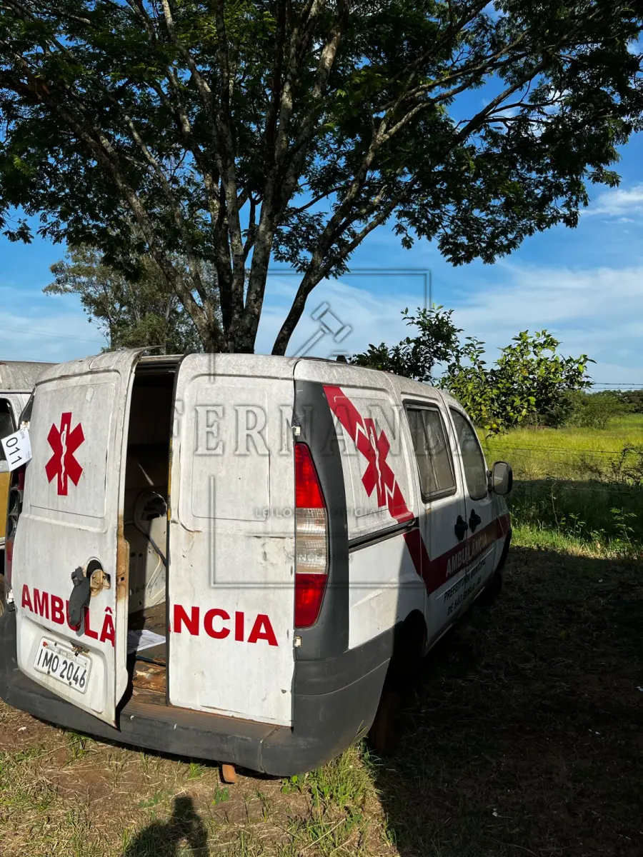 LOTE 011 - Ambulância Fiat/Doblo Cargo TH, ano/modelo 2005, placas IMO2046. Avaliada em R$ 3.000,00.