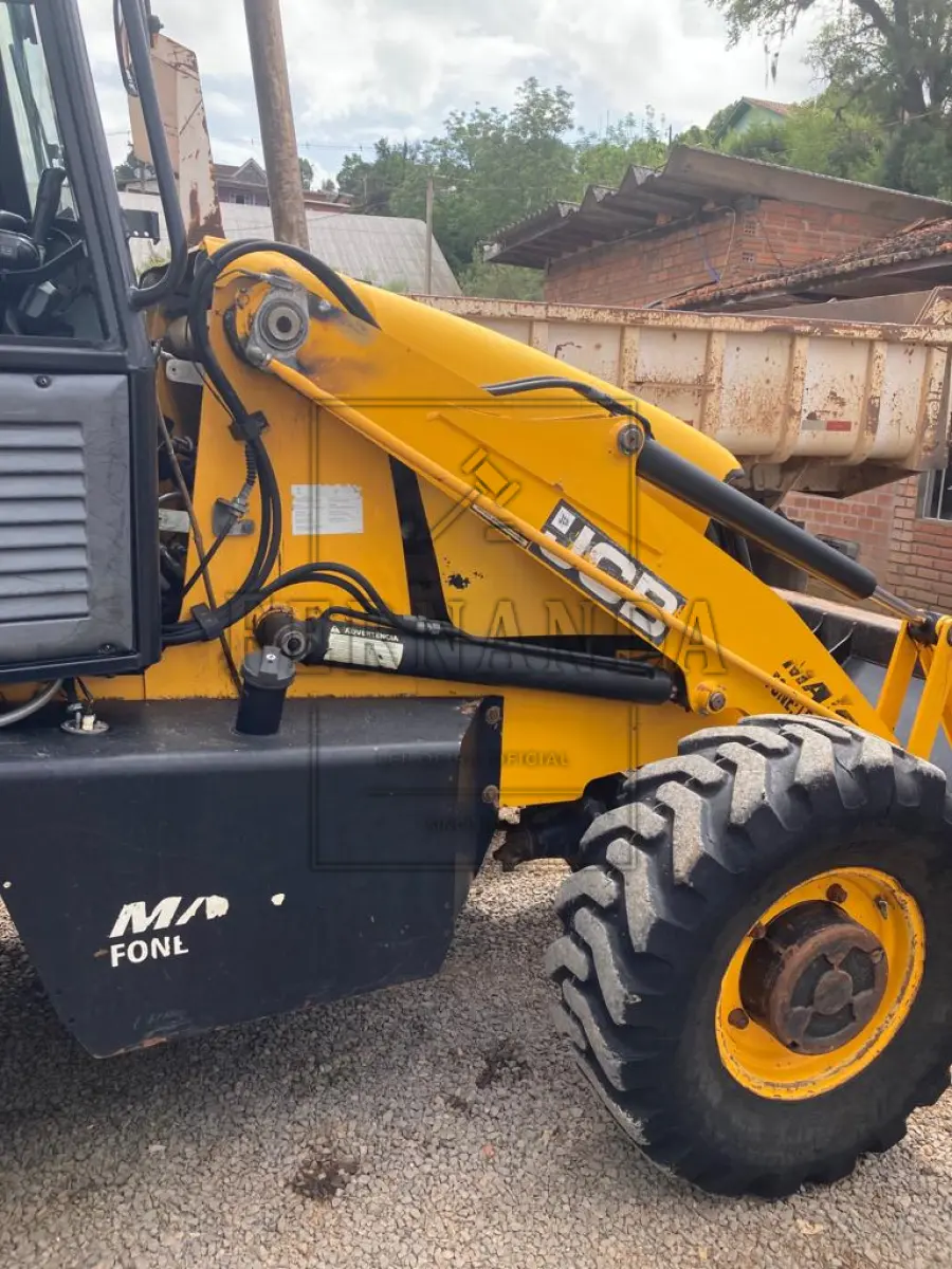 LOTE 004 - Retroescavadeira JCB Nº de série 04BRCB565015, PLACA PATRIMONIAL 20040, 2015, Chassis  9B9214T24FBDT4533. Em funcionamento mas necessita reparos. Avaliada em R$ 35.000,00.