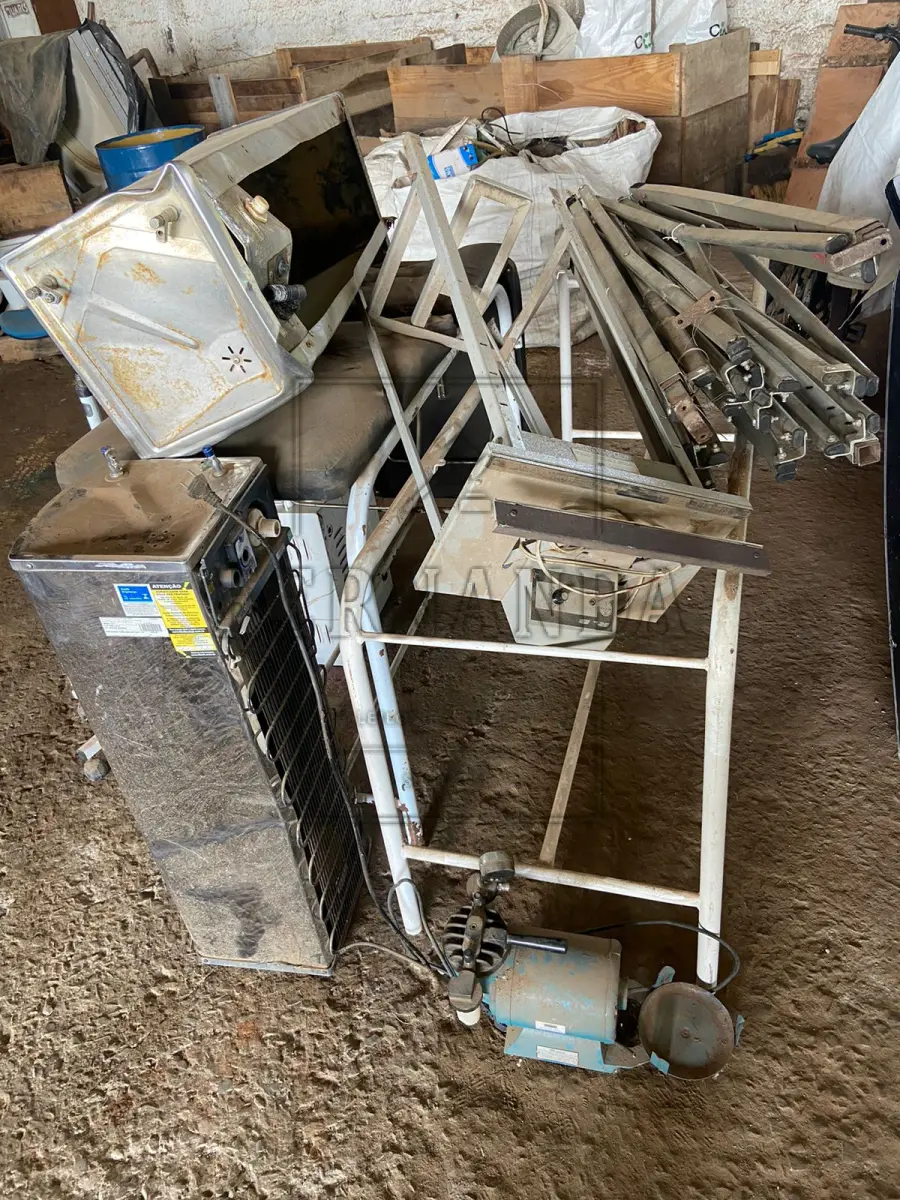 LOTE 017 - Lote de sucatas de ferro e outros materiais. Avaliado em R$ 350,00.