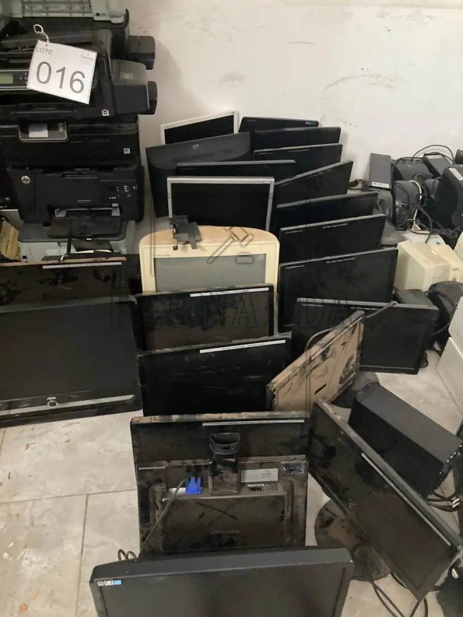 LOTE 016 - Lote de sucatas de informática. Avaliado em R$ 150,00.