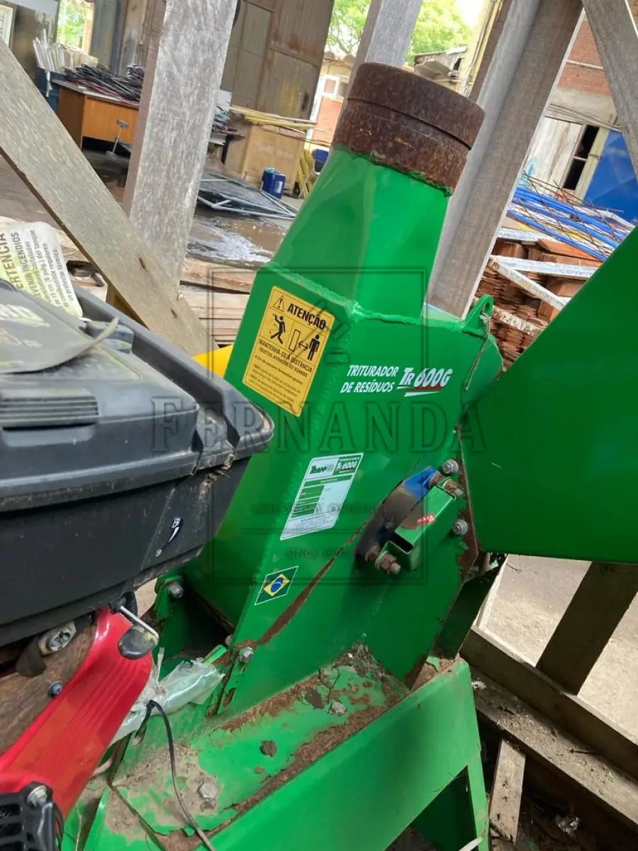 LOTE 014 - Triturador de resíduos, marca TRAPP, modelo Tr600G, motor a gasolina 16HP. Avaliado em R$ 20.263,67.