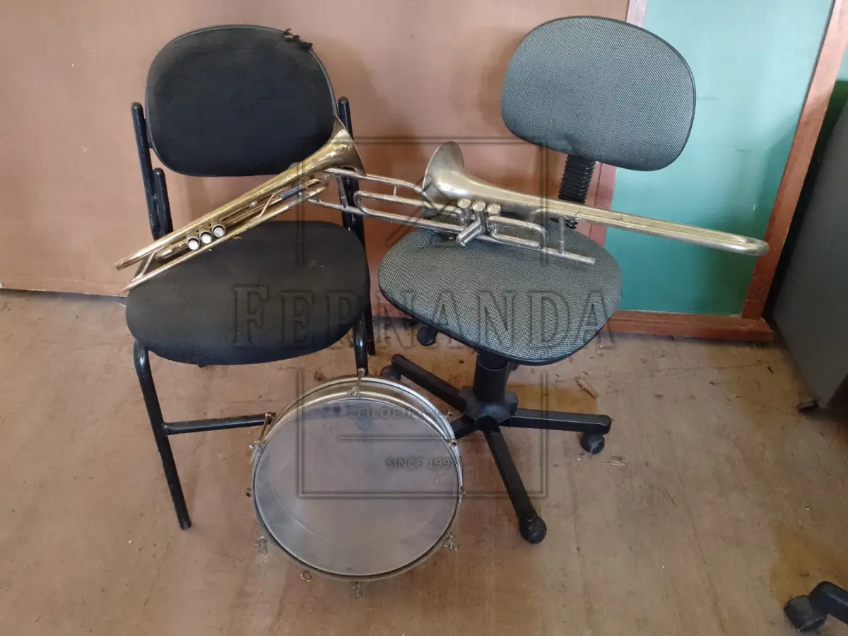 LOTE 001 - Material mobiliário. Armários, cadeiras, mesas, instrumentos musicais, classes escolares, e outros. Avaliado em R$ 260,00.