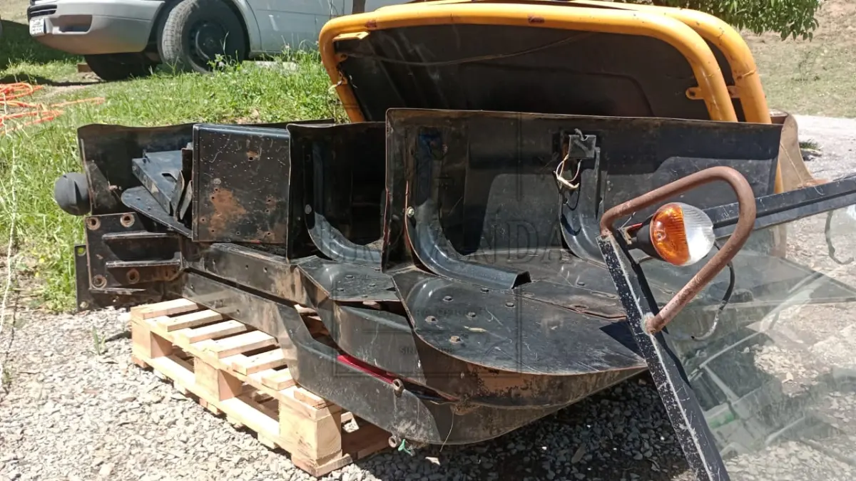 LOTE 006 - Capota para trator Valtra A950, 02 unidades. Avaliado em R$ 470,00.