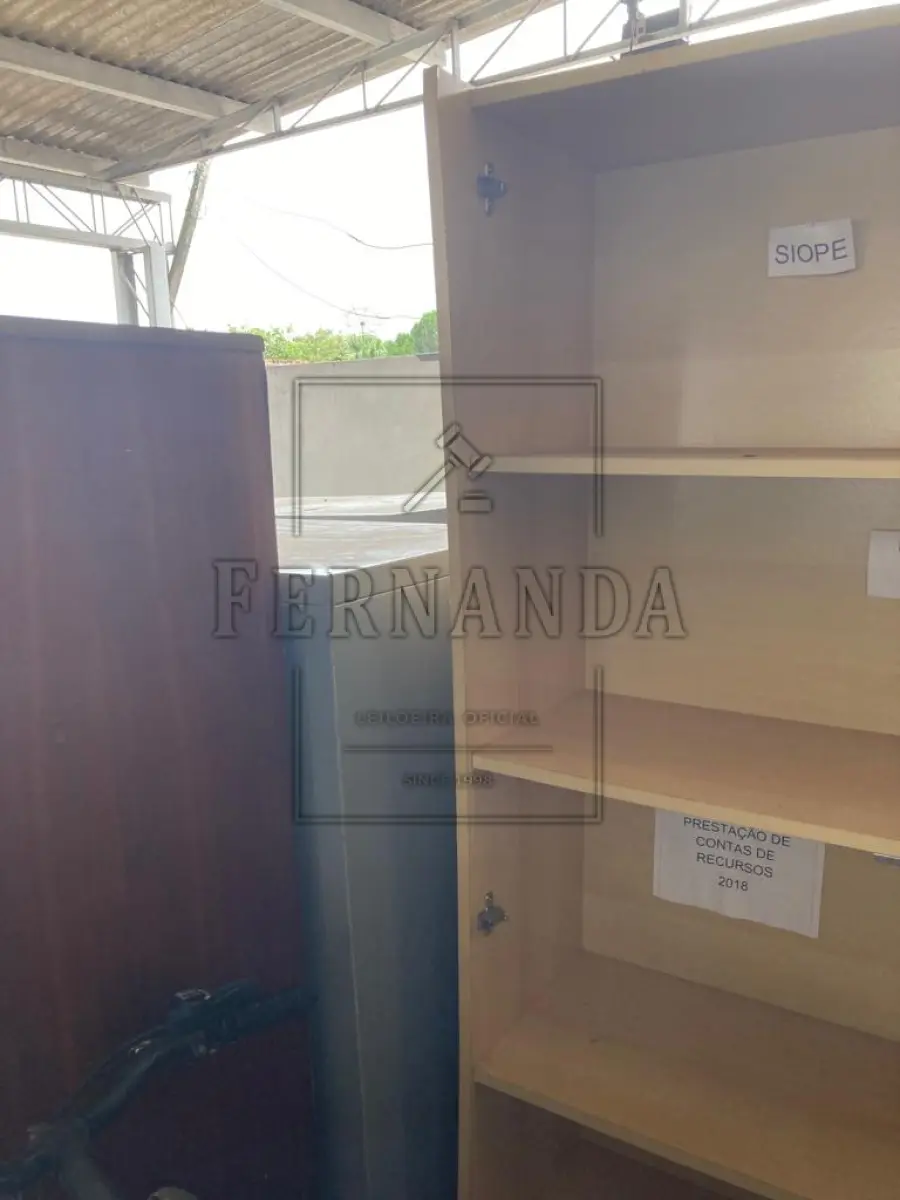 LOTE 015 - Sucatas de armários em madeira e aço e balanças infantis. Avaliado em R$ 280,00.