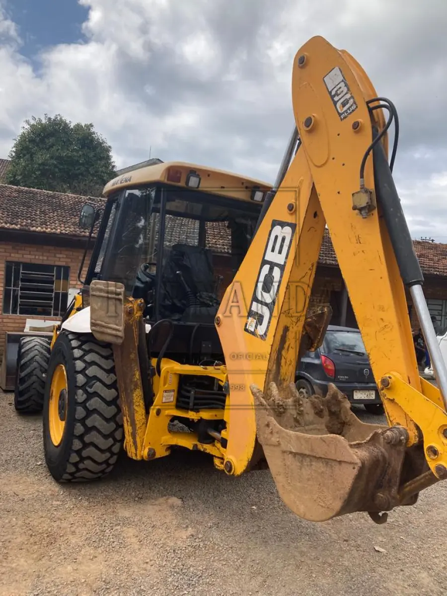 LOTE 004 - Retroescavadeira JCB Nº de série 04BRCB565015, PLACA PATRIMONIAL 20040, 2015, Chassis  9B9214T24FBDT4533. Em funcionamento mas necessita reparos. Avaliada em R$ 35.000,00.
