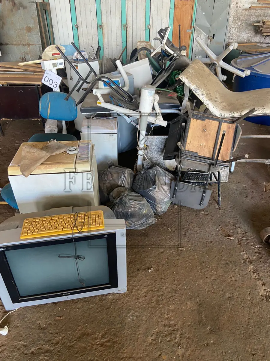 LOTE 003 - Lote de sucatas diversas. Avaliado em R$ 400,00.