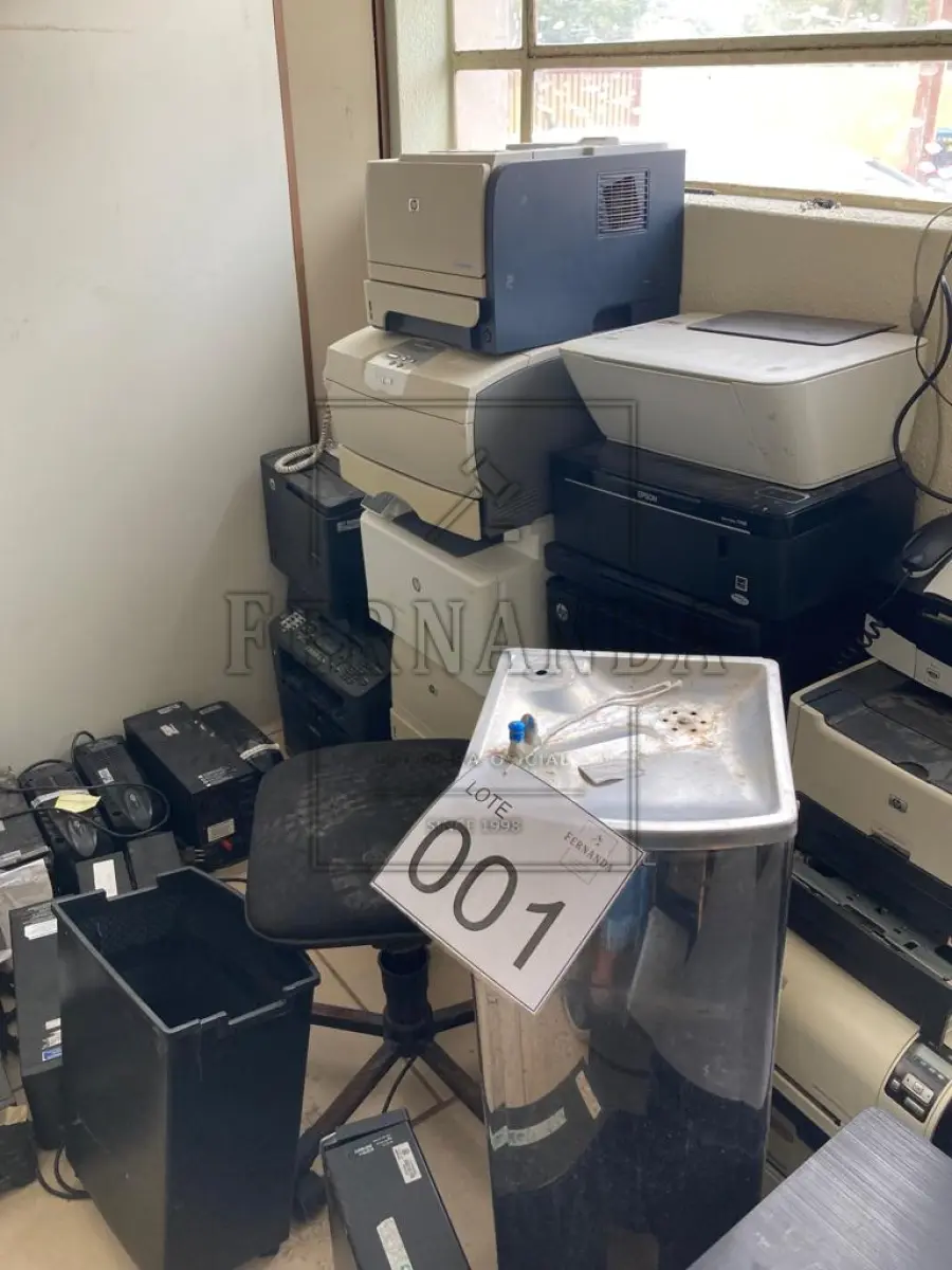 LOTE 001 - Lote composto por material de informática. Avaliado em R$530,00