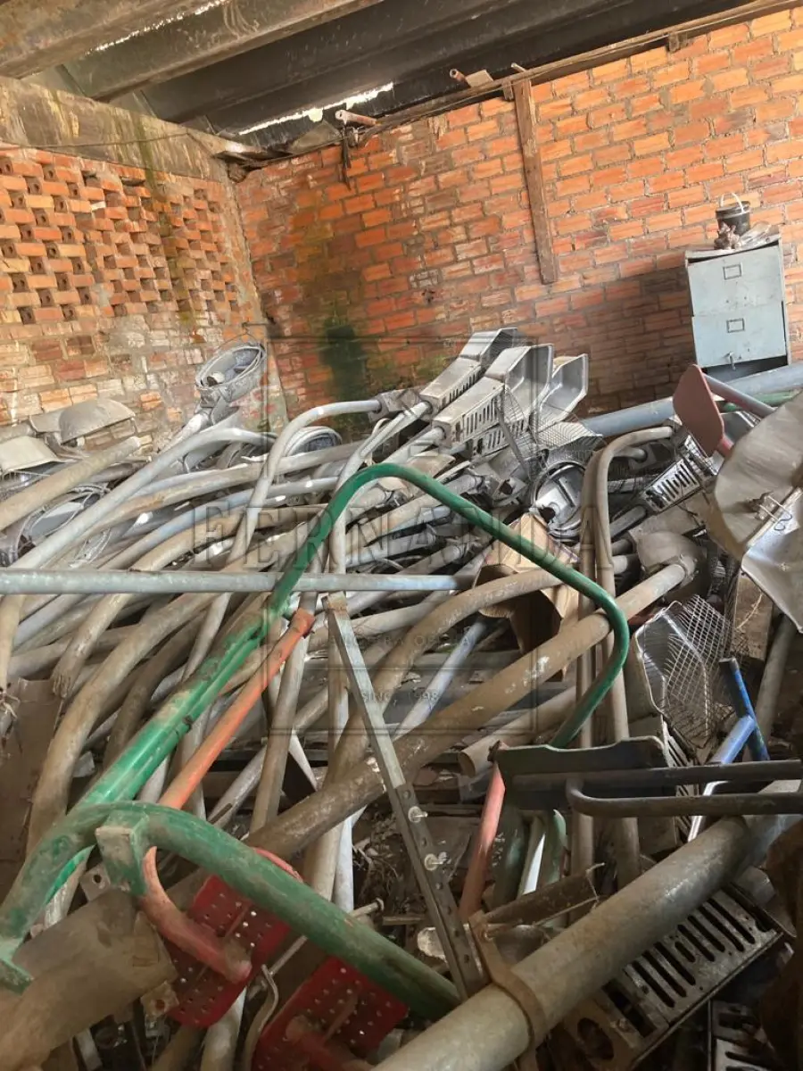 LOTE 006 - Lote de sucatas motores e transformadores. Avaliado em R$ 2.200,00.