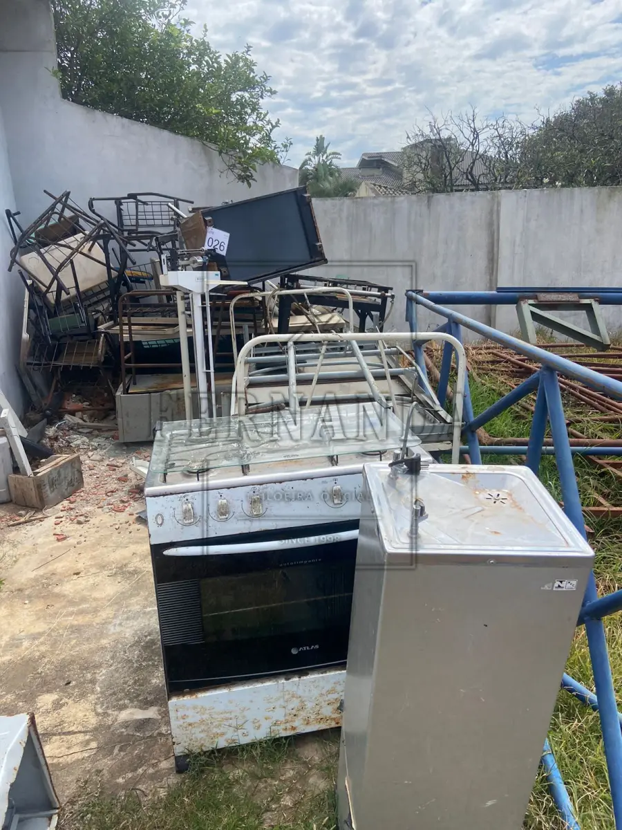 LOTE 026 - Lote de sucatas de ferro em geral. Avaliado em R$ 300,00.