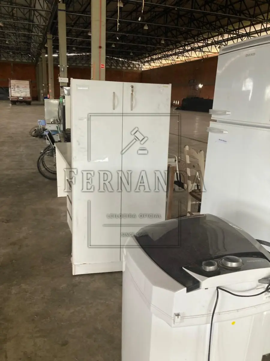 LOTE 007 - Lote de informática e escritório. Avaliado em R$ 620,00.