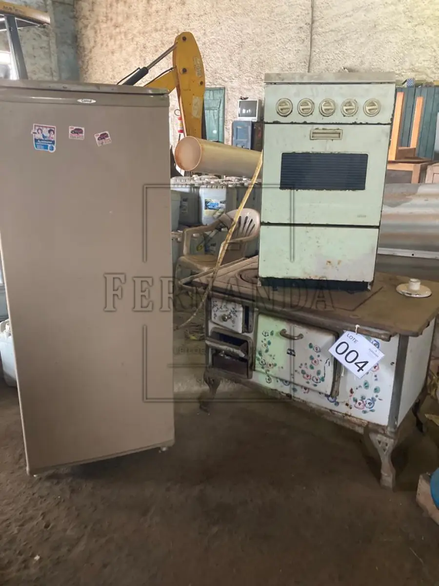 LOTE 004 - Lote se sucatas de fogão a gás, fogão a lenha e freezer. Avaliado em R$ 250,00.