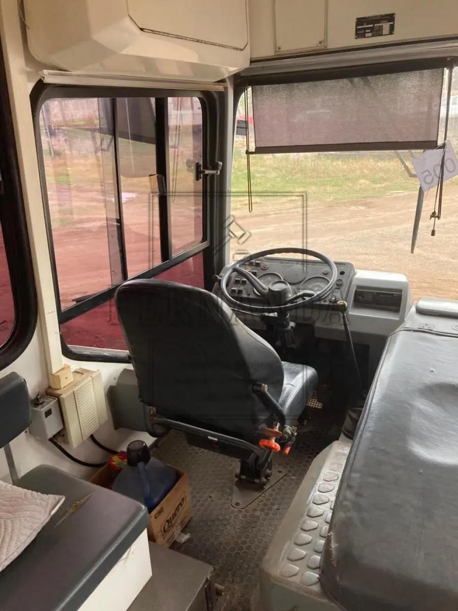 LOTE 005 - Veículo Ônibus, marca Mercedes Benz, ano 1991, cor branca combustível diesel, fabricação nacional e modificado para motor home. Avaliado em R$ 20.000,00.