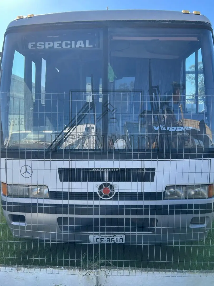LOTE 005 - Ônibus M.BENZ/OF 1318, ano/modelo 1994/1994, placa ICE8610. Avaliado em R$ 6.200,00.
