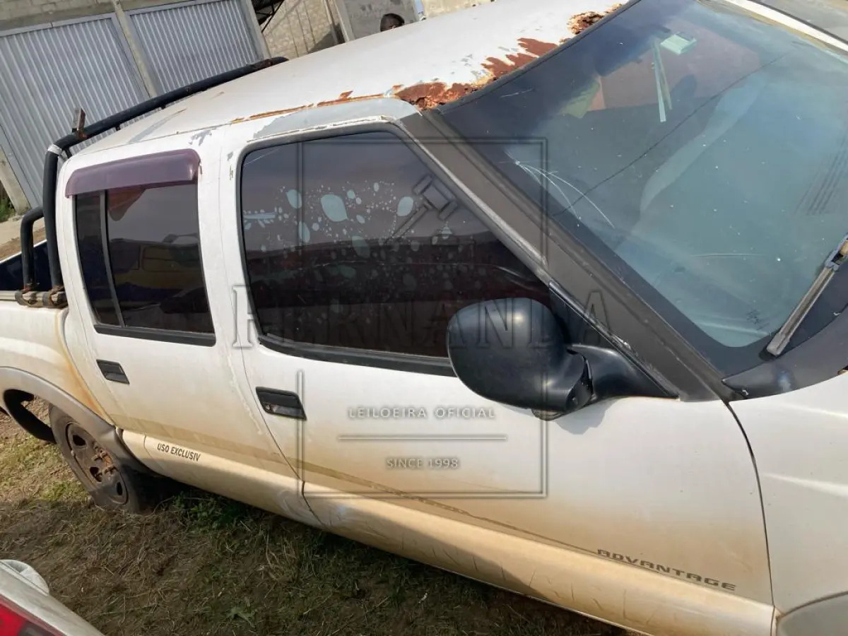 LOTE 001 - Veículo GM S10, ano 08/09, 4 portas, branca, placa IPL2426. Avaliado em R$ 10.453,00.