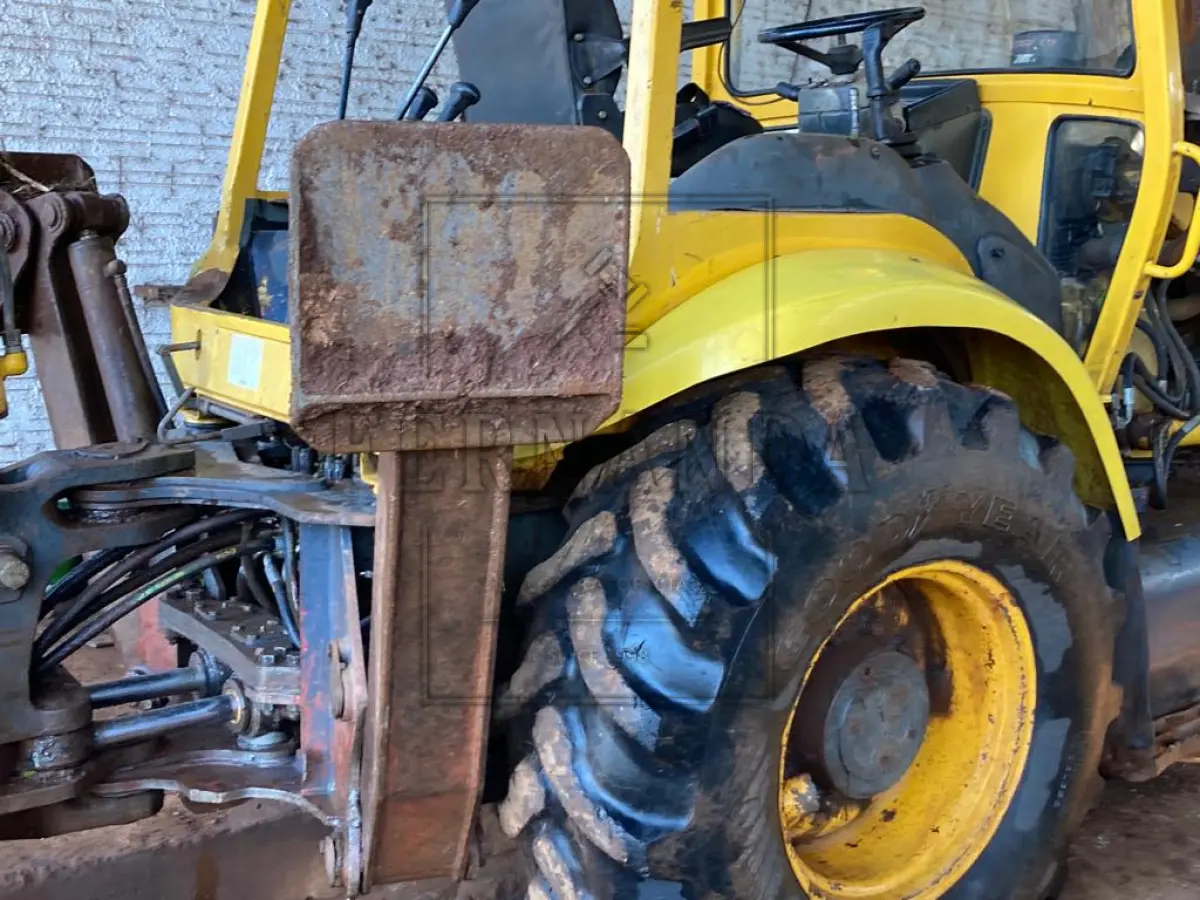 LOTE 007 - Retroescavadeira Randon Modelo RK 406B tração 4x4 motor MWM turbo com 109 hp transmissão e eixos carraro. Avaliado em R$ 76.000,00.