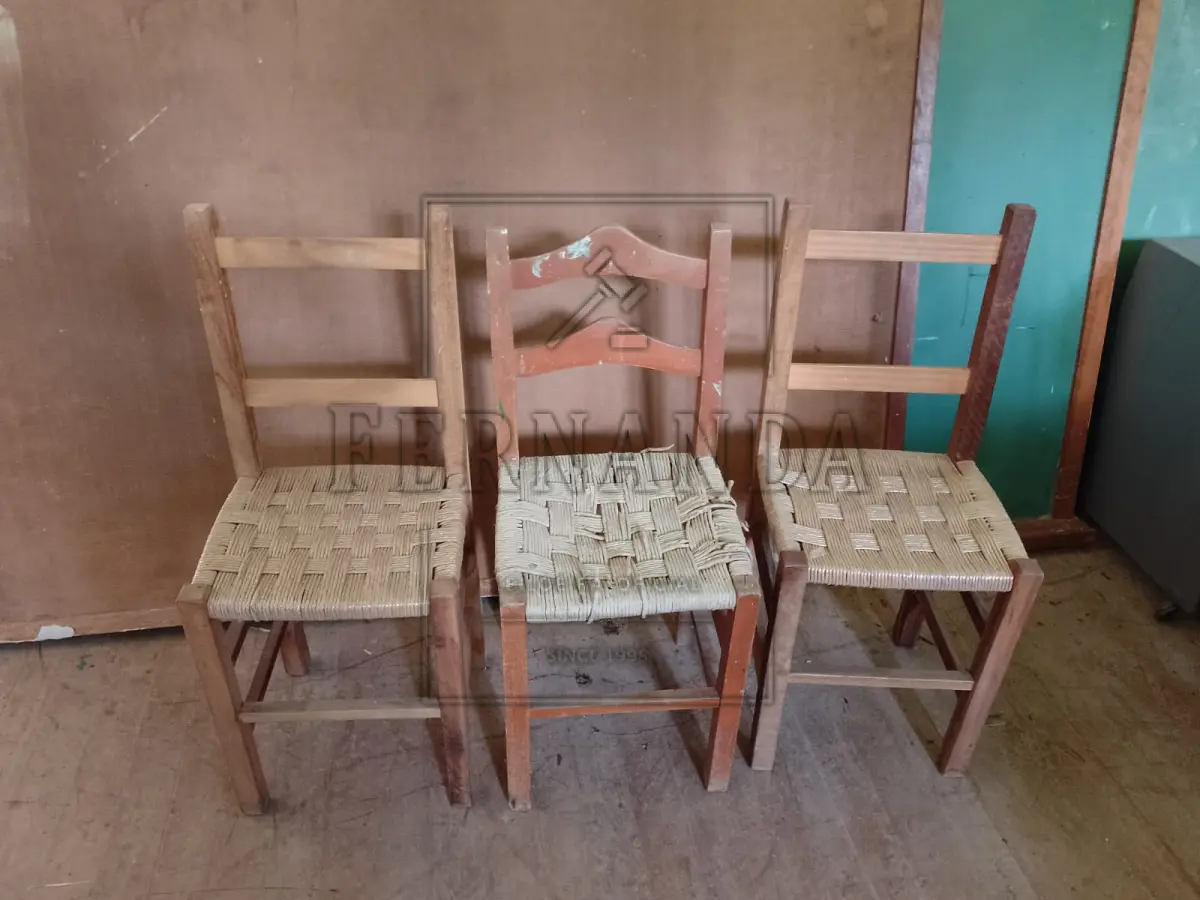 LOTE 001 - Material mobiliário. Armários, cadeiras, mesas, instrumentos musicais, classes escolares, e outros. Avaliado em R$ 260,00.