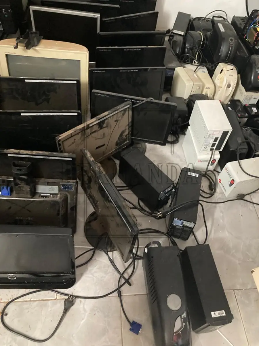 LOTE 016 - Lote de sucatas de informática. Avaliado em R$ 150,00.