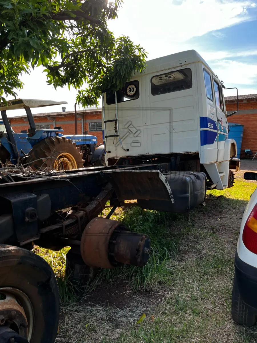 LOTE 003 - Cavalo Trator Mercedes Benz modelo LS1935, ano/modelo 1994, placa AEW5841. Avaliado em R$ 2.500,00.