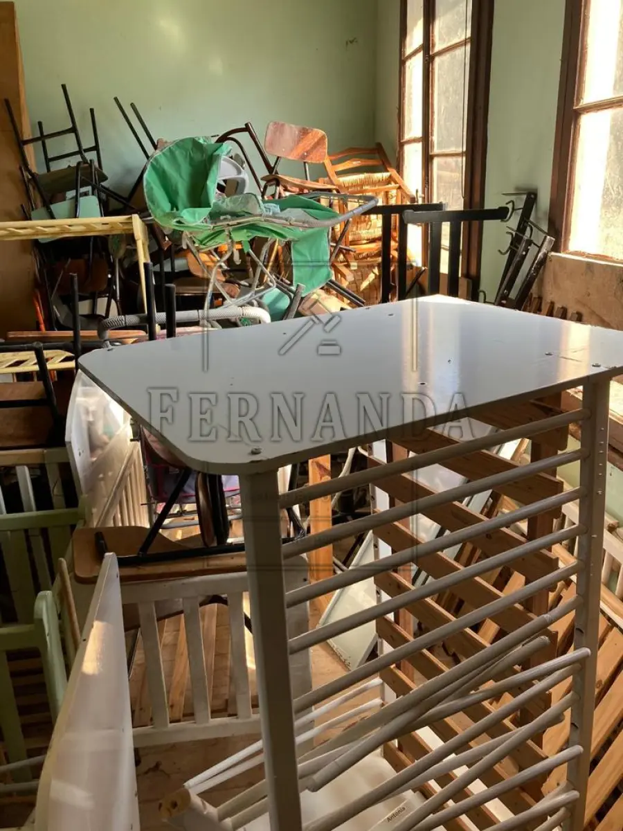 LOTE 002 - Material mobiliário e eletrônico. Aspirador de pó, berços, cadeiras, estufas, estantes, lava-jato, mesas, e outros. Avaliado em R$ 350,00.