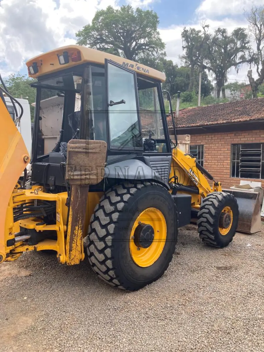 LOTE 004 - Retroescavadeira JCB Nº de série 04BRCB565015, PLACA PATRIMONIAL 20040, 2015, Chassis  9B9214T24FBDT4533. Em funcionamento mas necessita reparos. Avaliada em R$ 35.000,00.