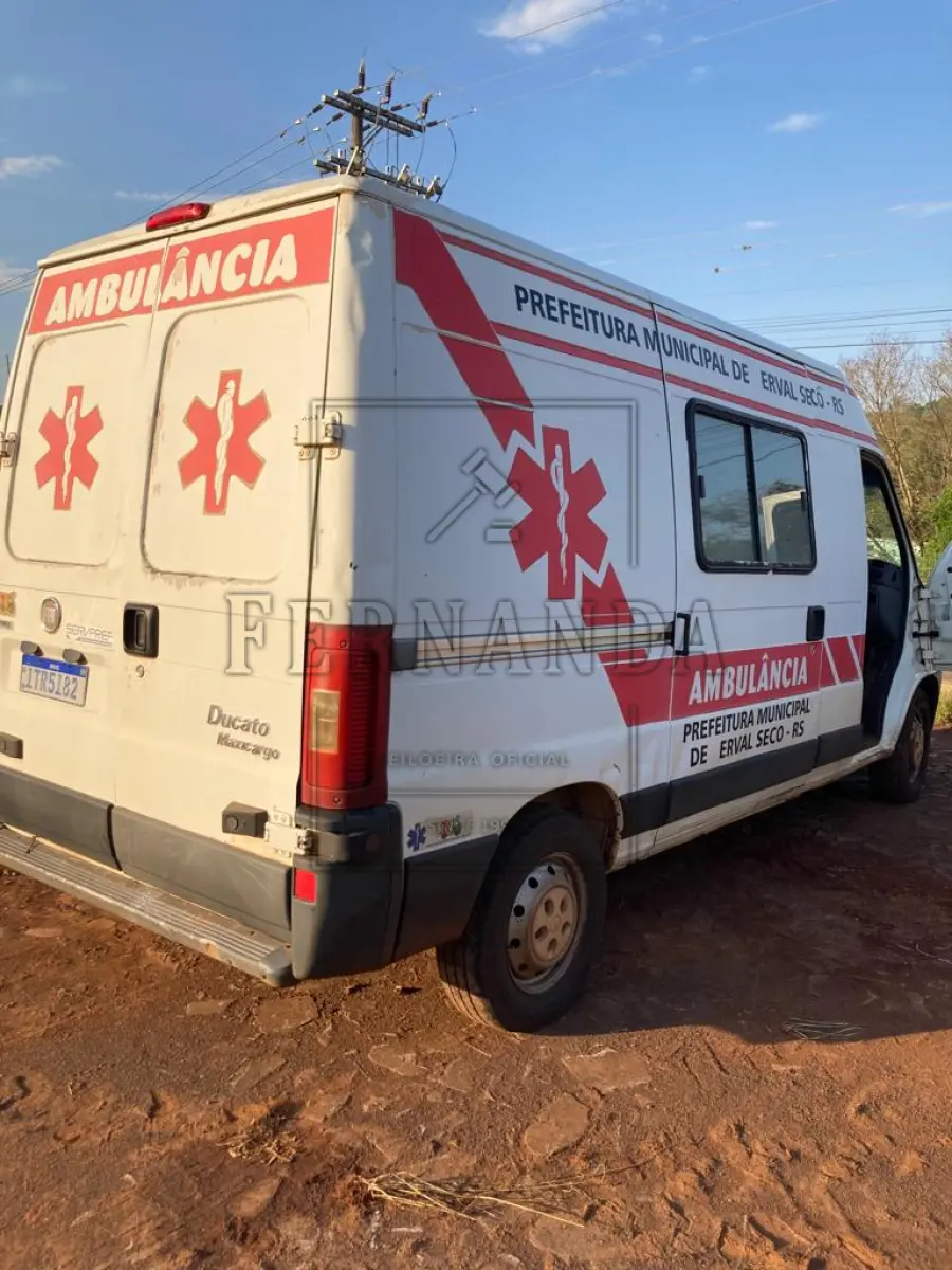 LOTE 001 - Camionete Furgão Fiat/Ducato MC TCA (Ambulância) ano/modelo 2012/2013, motor 127 cv, diesel, placa ITR5182, em circulação. Avaliado em R$ 45.700,00.