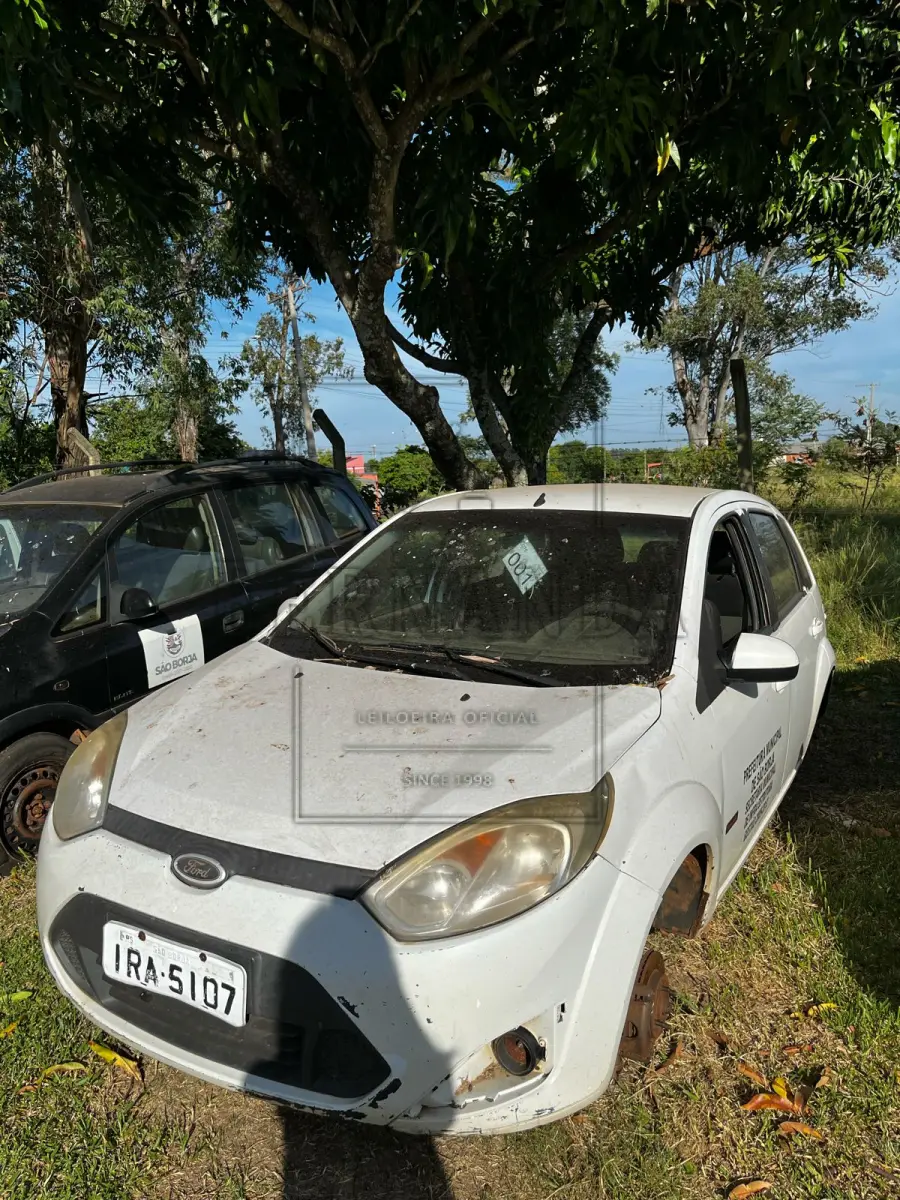 LOTE 001 - Automóvel Ford/Fiesta 1.6, ano/modelo 2010, placa IRA5107. Avaliado em R$ 3.000,00.