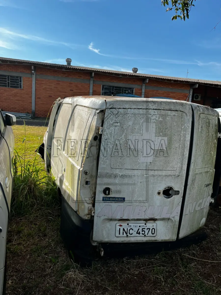 LOTE 007 - Ambulância Fiat/ Doblo 1.8 TH Cargo Flex, ano/modelo 2006, placas INC4570. Avaliado em R$ 300,00.