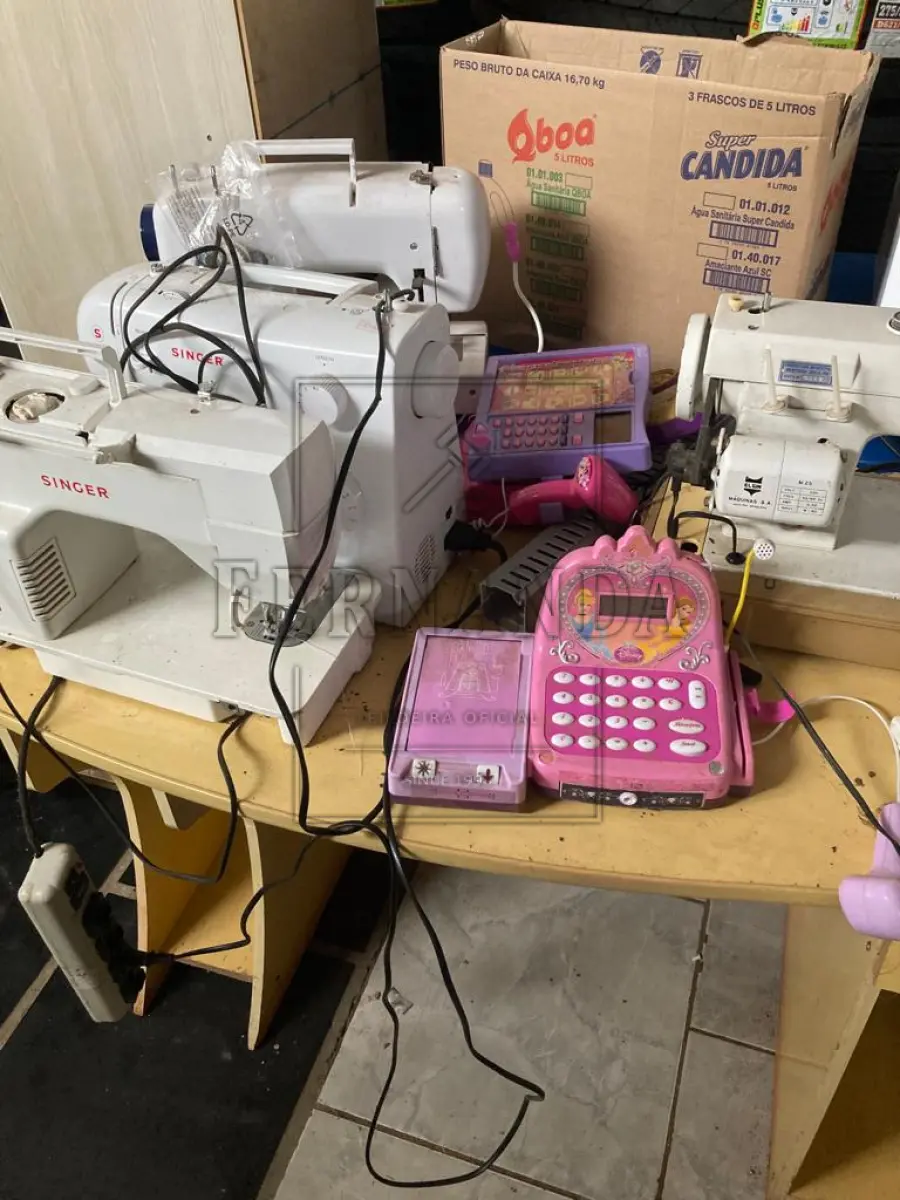 LOTE 025 - Lote de sucatas de mobiliário em geral. Avaliado em R$ 100,00.