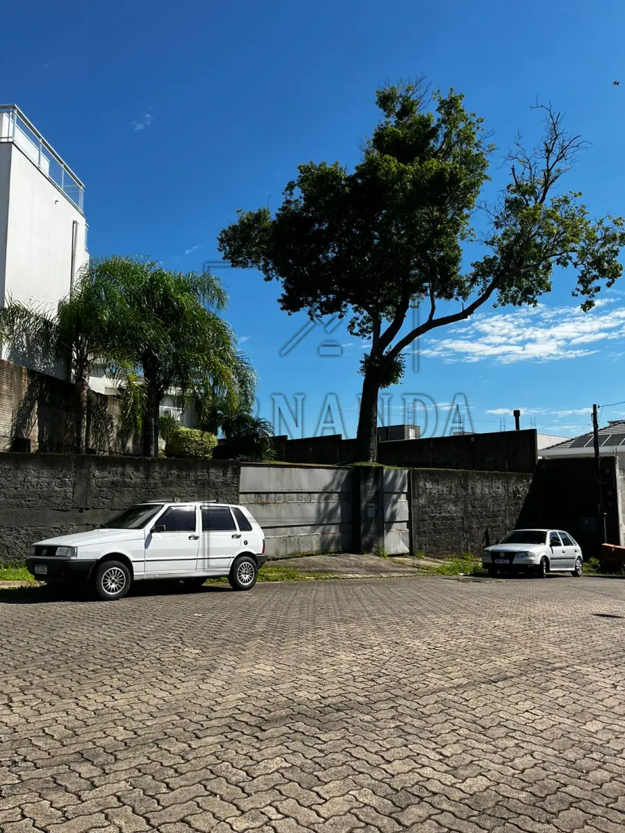 LOTE 001 - Metade do imóvel de Matrícula n° 38.974, Registro de Imóveis de Montenegro, Livro n°02 – Registro Geral. Sendo metade de um terreno, com a superfície de 879,00m², de formato irregular, situado no bairro Senai, zona urbana de Montenegro. Avaliado em R$ 1.200.000,00 (um milhão e duzentos mil reais). 2°Leilão.