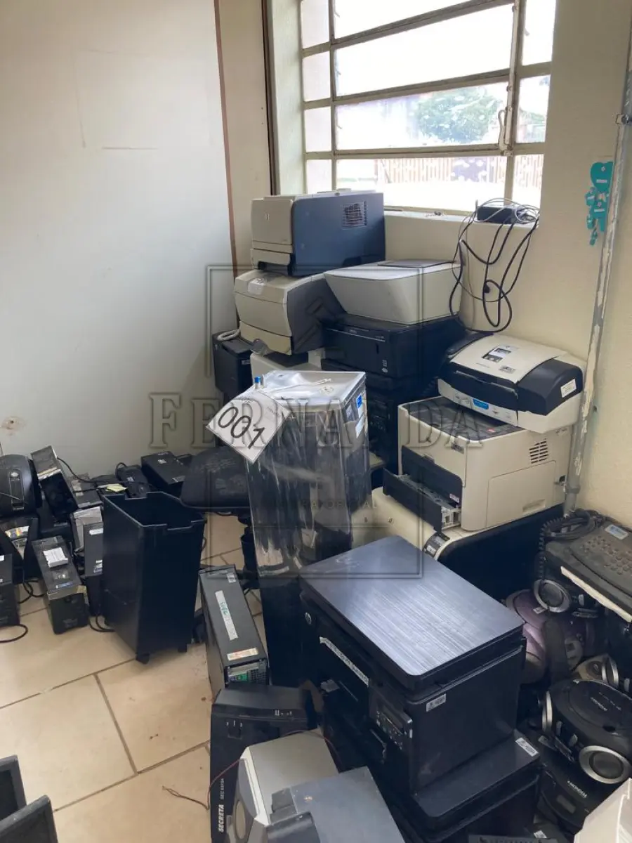LOTE 001 - Lote composto por material de informática. Avaliado em R$530,00