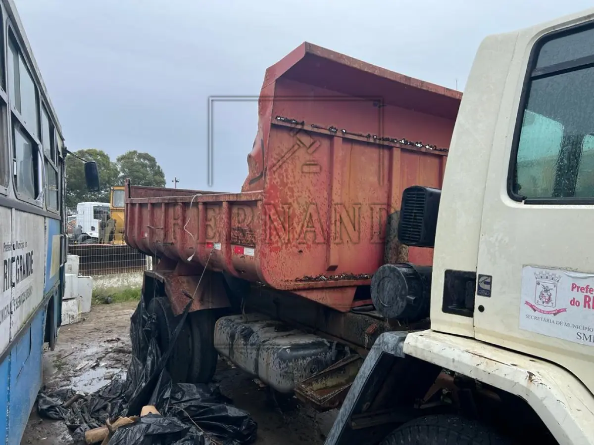LOTE 001 - Caminhão Ford/ Cargo 1317 F, ano/modelo 2004/2004, placas IME8249. Avaliado em R$ 8.000,00.