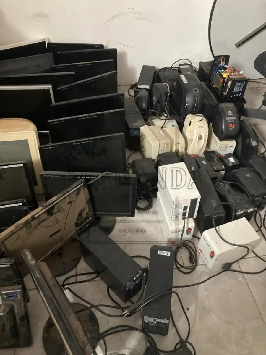 LOTE 016 - Lote de sucatas de informática. Avaliado em R$ 150,00.