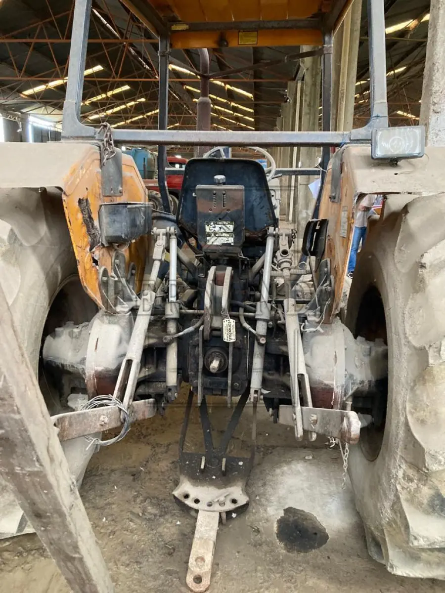 LOTE 010 - Trator Valmet M.A., ano 1993, placa IHO1809. Avaliado em R$2.150,00.