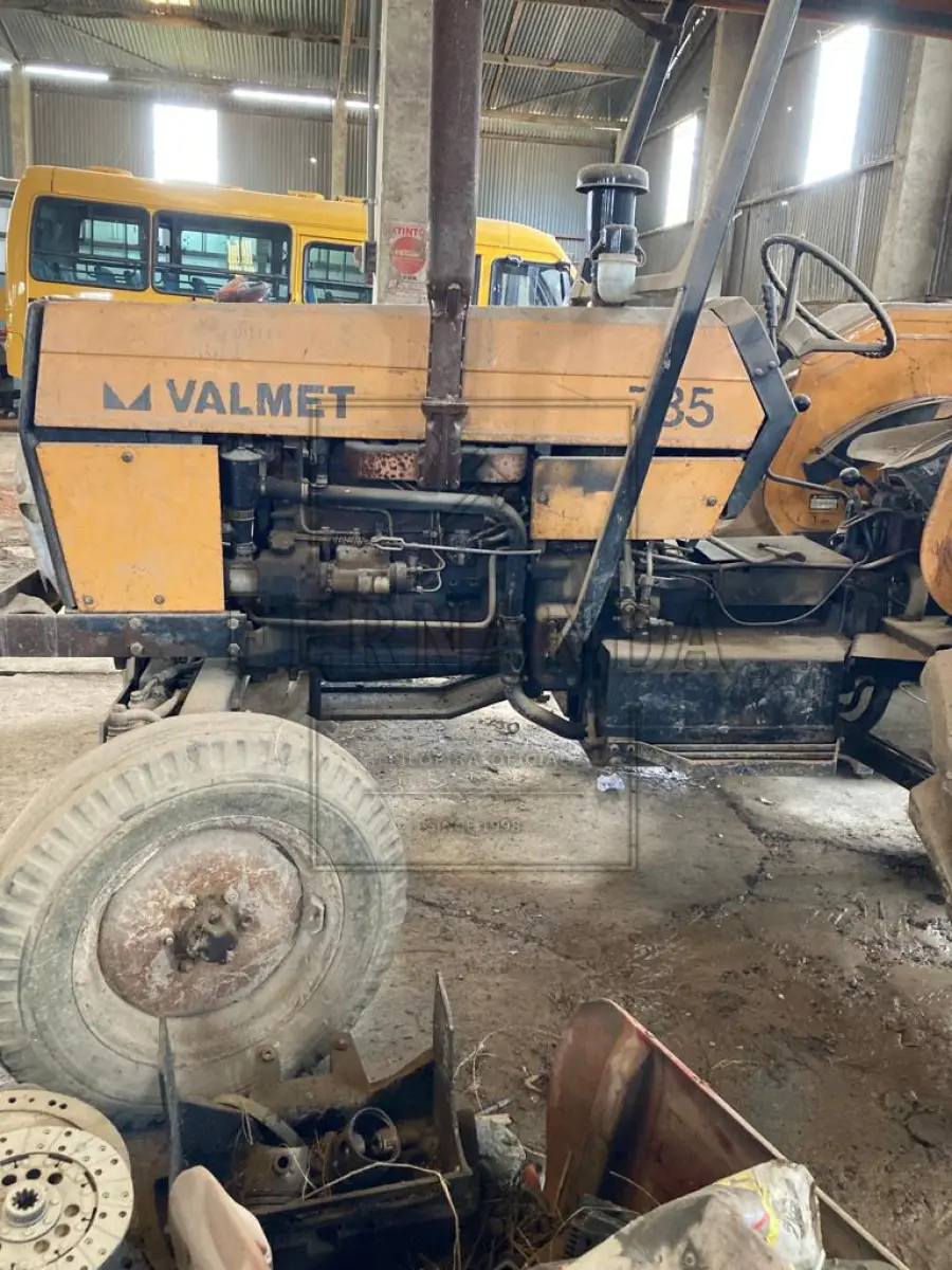 LOTE 010 - Trator Valmet M.A., ano 1993, placa IHO1809. Avaliado em R$2.150,00.