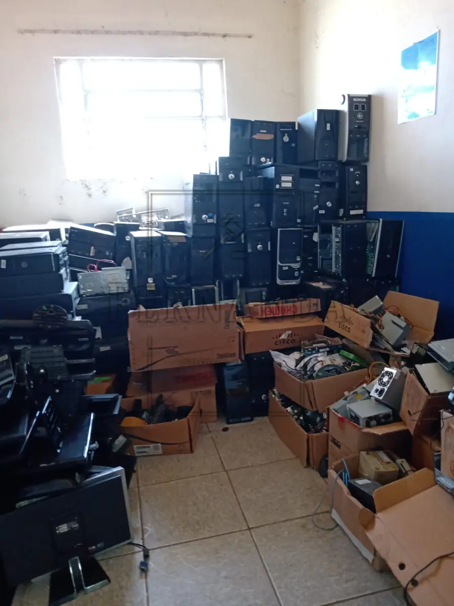 LOTE 050 - Lote composto por material de informática. Avaliado em R$ 500,00.