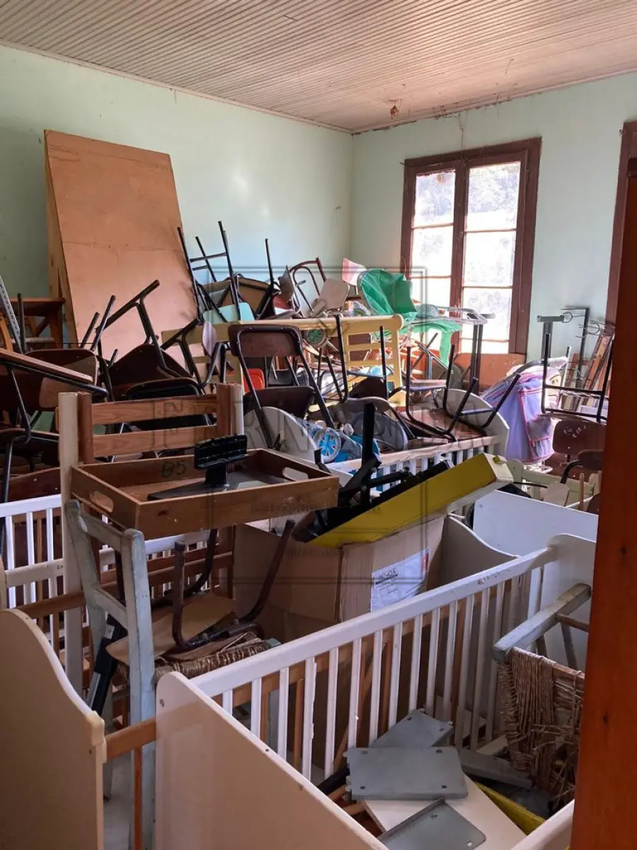 LOTE 002 - Material mobiliário e eletrônico. Aspirador de pó, berços, cadeiras, estufas, estantes, lava-jato, mesas, e outros. Avaliado em R$ 350,00.