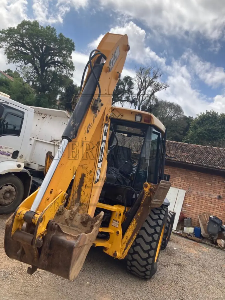 LOTE 004 - Retroescavadeira JCB Nº de série 04BRCB565015, PLACA PATRIMONIAL 20040, 2015, Chassis  9B9214T24FBDT4533. Em funcionamento mas necessita reparos. Avaliada em R$ 35.000,00.