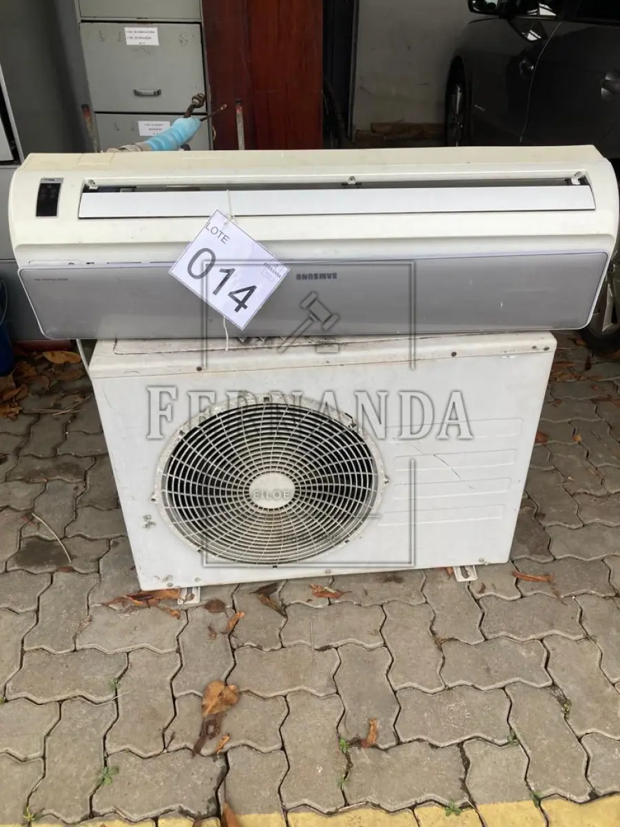 LOTE 014 - Condicionador de ar, com potência de 24.000BTUs, em regular estado. Avaliado em R$ 150,00.