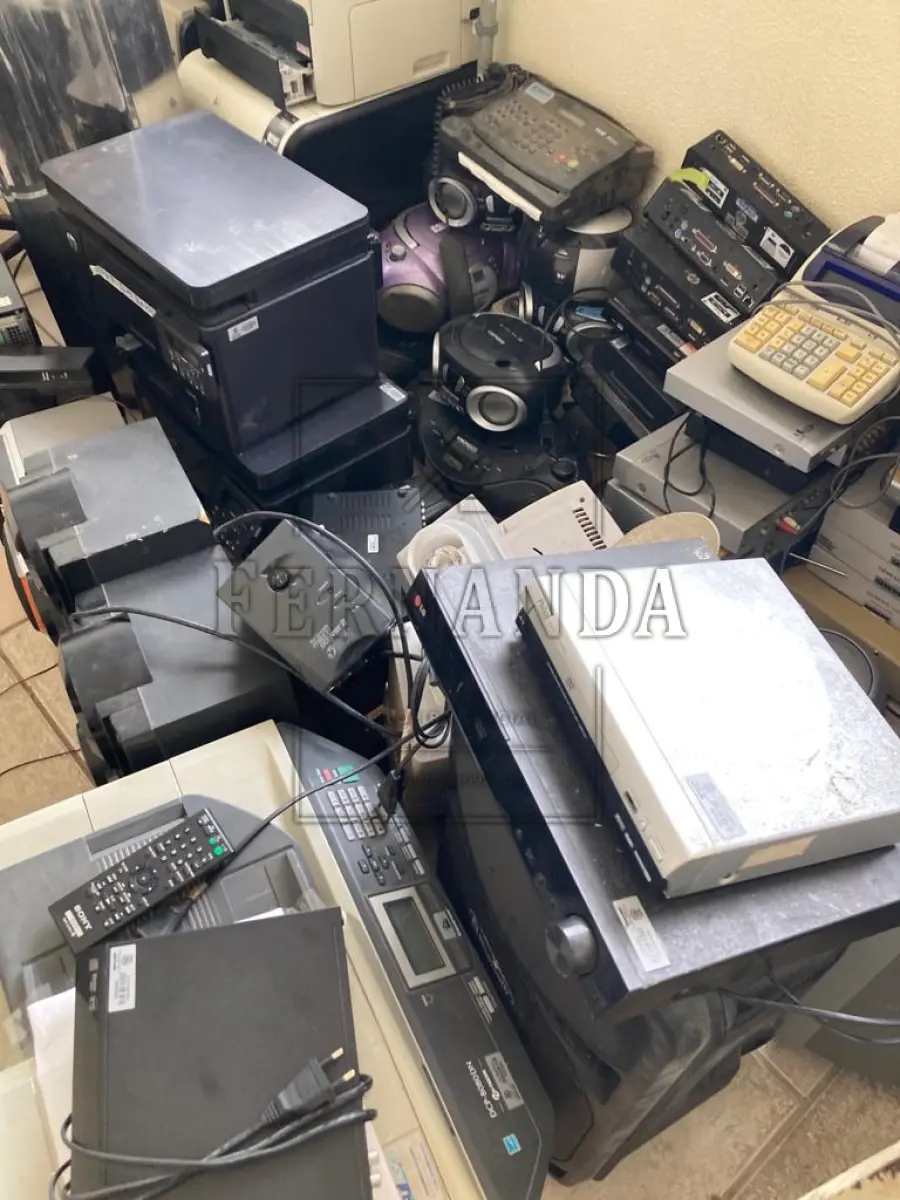 LOTE 001 - Lote composto por material de informática. Avaliado em R$530,00