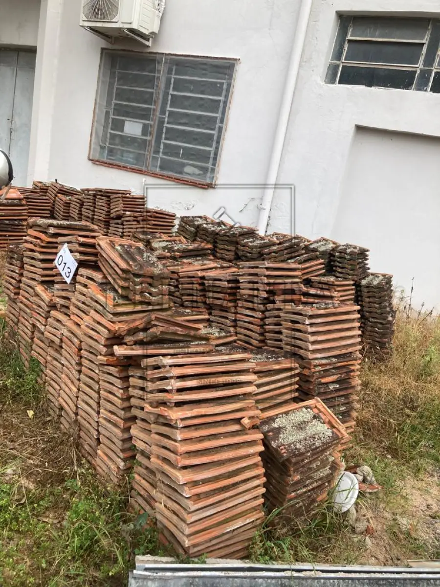 LOTE 013 - Lote com 1000 telhas, aproximadamente. Avaliado em R$ 150,00.