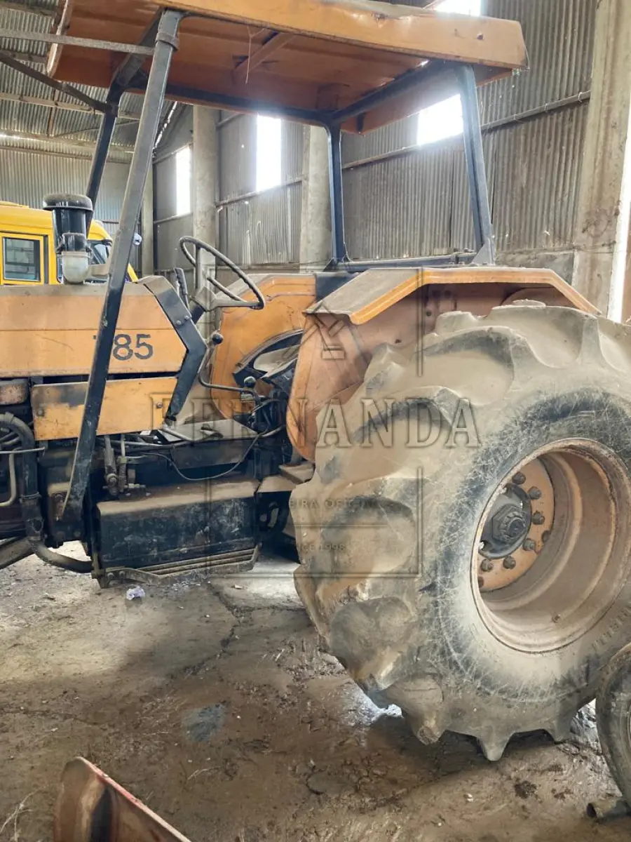 LOTE 010 - Trator Valmet M.A., ano 1993, placa IHO1809. Avaliado em R$2.150,00.