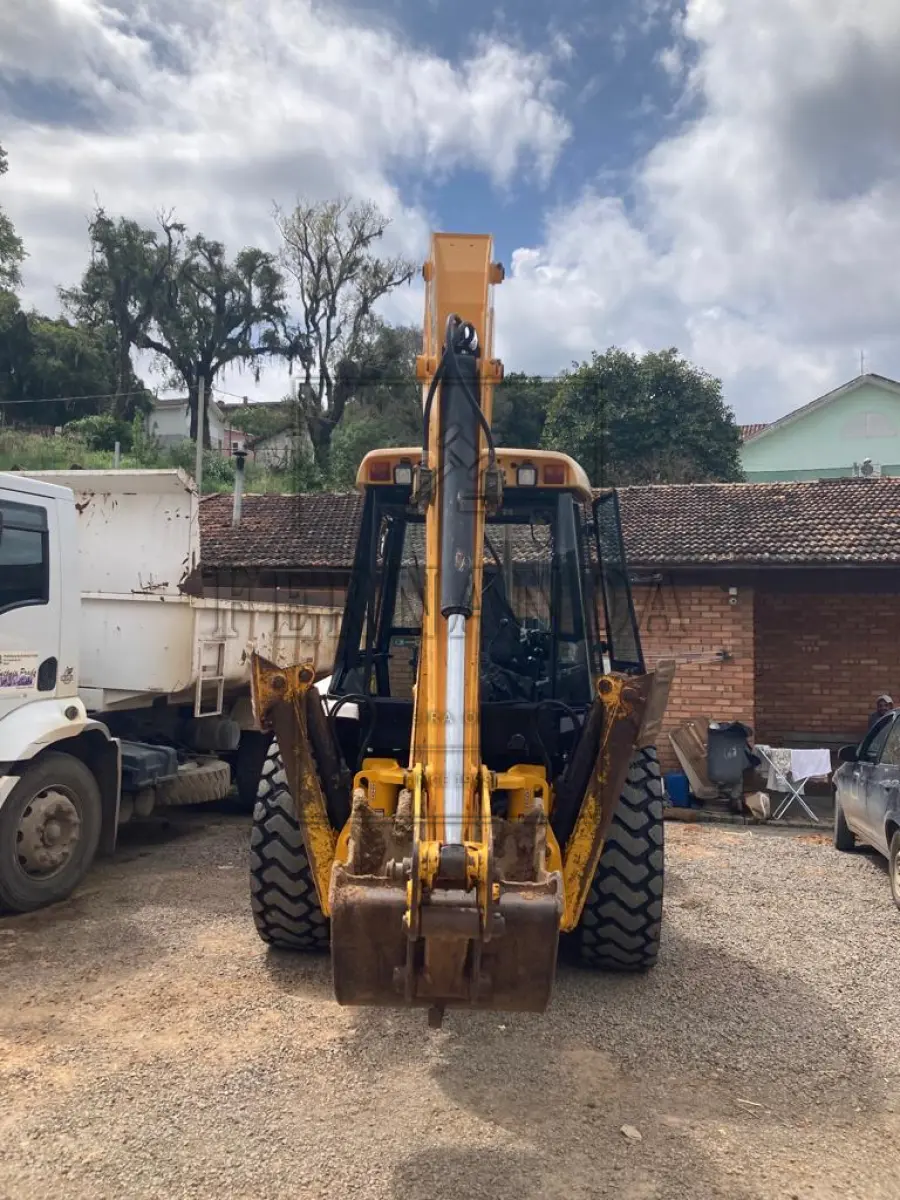 LOTE 004 - Retroescavadeira JCB Nº de série 04BRCB565015, PLACA PATRIMONIAL 20040, 2015, Chassis  9B9214T24FBDT4533. Em funcionamento mas necessita reparos. Avaliada em R$ 35.000,00.
