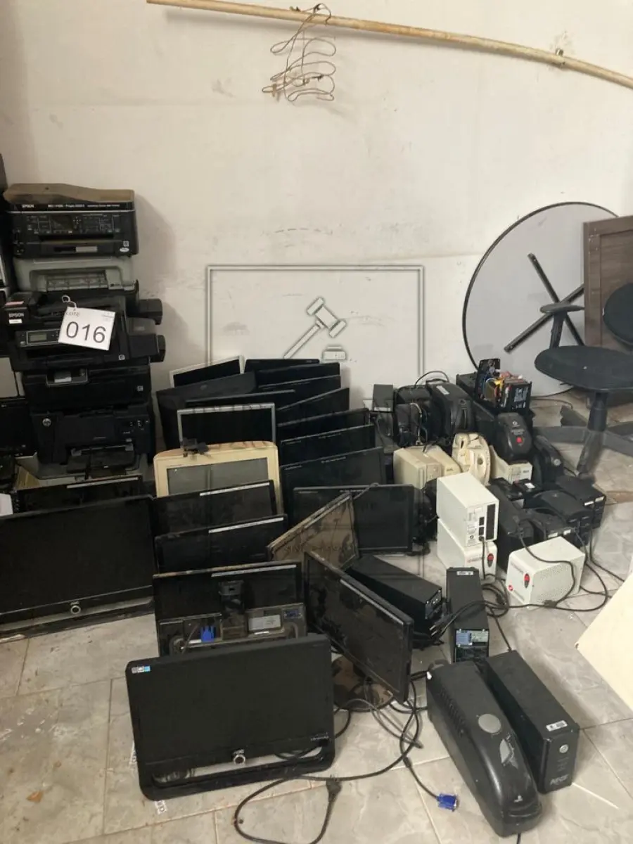LOTE 016 - Lote de sucatas de informática. Avaliado em R$ 150,00.