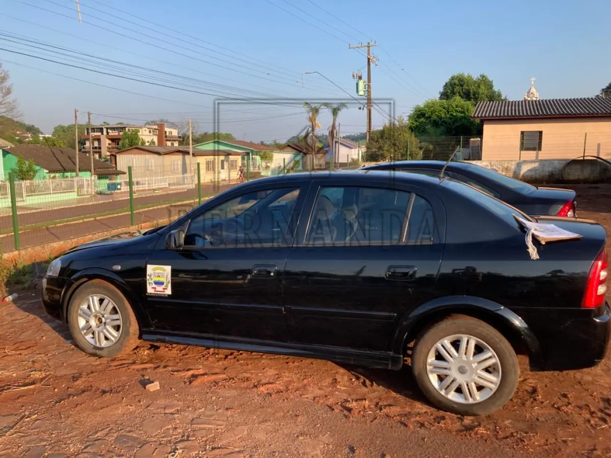LOTE 003 - Astra Sedan/Elegance, GM, ano/modelo 2005/2006, cor preta, motor 2.0, 128cv, álcool/gasolina, placa IMS 0J95, em circulação. Avaliado em R$ 12.100,00.