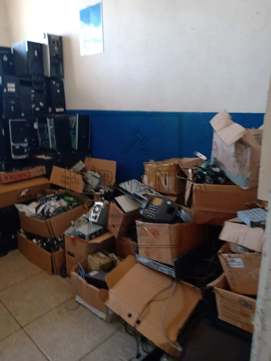 LOTE 050 - Lote composto por material de informática. Avaliado em R$ 500,00.