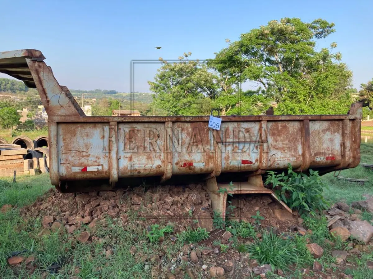 LOTE 005 - Caçamba basculante com tampa, sem chassi e sem a parte hidráulica. Avaliado em R$ 800,00.